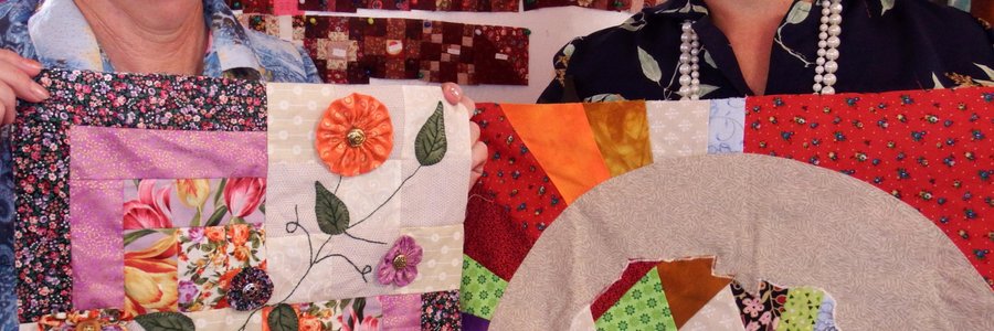 Suzette Reynecke (links) en Alda Rowan vertoon hier hulle Pan-Africa kwiltblokke, met hulle 365-dae kwiltblokkies agter hulle 